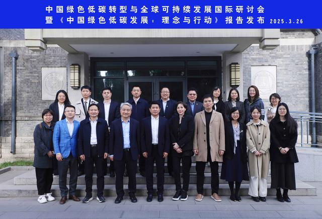 图：参会嘉宾合影